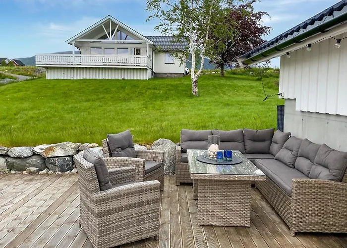3 Bedroom Amazing In Elnesvagen Holiday home *